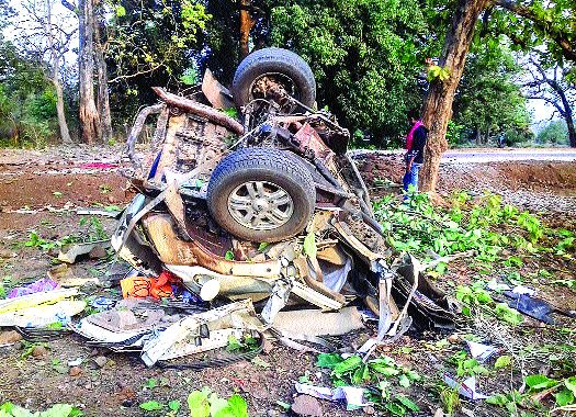 BJP MLAs and four policemen killed in Naxal blasts in Chhattisgarh | छत्तीसगडमध्ये नक्षल्यांच्या स्फोटामध्ये भाजपचे आमदार व चार पोलीस ठार BJP MLAs and four policemen killed in Naxal blasts in Chhattisgarh | छत्तीसगडमध्ये नक्षल्यांच्या स्फोटामध्ये भाजपचे आमदार व चार पोलीस ठार