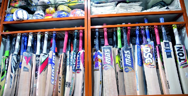 Sports 'expensive' due to GST: Increase in Sports Literature; The noise of resentment among players, vendors | ‘जीएसटी’मुळे ‘खेळ’ महागला : क्रीडा साहित्यात भरमसाट वाढ ; खेळाडू, विक्रेत्यांमध्ये नाराजीचा सूर Sports 'expensive' due to GST: Increase in Sports Literature; The noise of resentment among players, vendors | ‘जीएसटी’मुळे ‘खेळ’ महागला : क्रीडा साहित्यात भरमसाट वाढ ; खेळाडू, विक्रेत्यांमध्ये नाराजीचा सूर