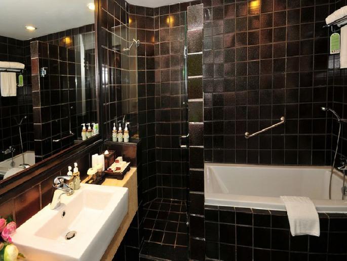 Will the bathtub disappear from a five star hotel? | फाइव्ह स्टार हॉटेलमधून बाथटब होणार गायब ? Will the bathtub disappear from a five star hotel? | फाइव्ह स्टार हॉटेलमधून बाथटब होणार गायब ?