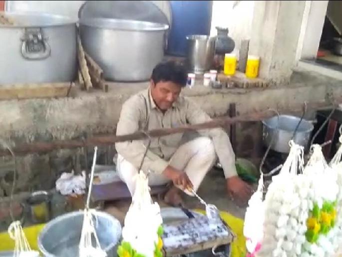 Production of 'Batasha' from shugar in the traditional way! | साखरच्या पाकापासून पारंपरिक पद्धतीने बत्ताशांची निर्मिती! Production of 'Batasha' from shugar in the traditional way! | साखरच्या पाकापासून पारंपरिक पद्धतीने बत्ताशांची निर्मिती!