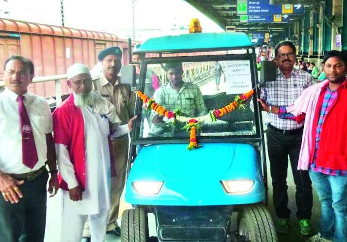 Finally the battery car launched at the Nagpur railway station | अखेर नागपूर रेल्वेस्थानकावर बॅटरी कारचा शुभारंभ Finally the battery car launched at the Nagpur railway station | अखेर नागपूर रेल्वेस्थानकावर बॅटरी कारचा शुभारंभ