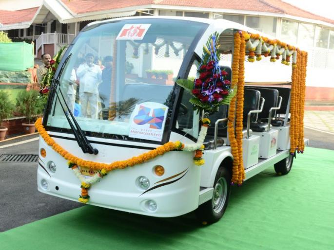 Battery-operated vehicle by Maharashtra Tourism Development Corporation handed over to the Raj Bhavana | महाराष्ट्र पर्यटन विकास महामंडळातर्फे बॅटरीवर चालणारे वाहन राजभवनाकडे सुपूर्द Battery-operated vehicle by Maharashtra Tourism Development Corporation handed over to the Raj Bhavana | महाराष्ट्र पर्यटन विकास महामंडळातर्फे बॅटरीवर चालणारे वाहन राजभवनाकडे सुपूर्द