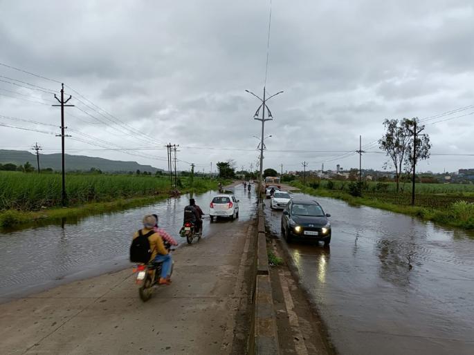 Flood water on Kasba Bawda-Shiye road in Kolhapur, Traffic continues | कोल्हापूर: कसबा बावडा -शिये रोडवर पाणी, वाहतूक सुरुच Flood water on Kasba Bawda-Shiye road in Kolhapur, Traffic continues | कोल्हापूर: कसबा बावडा -शिये रोडवर पाणी, वाहतूक सुरुच