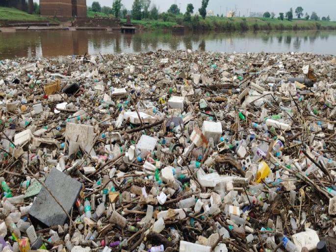 More than 50 tons of garbage washed away from Jayanti Nallah due to rain got stuck in the riverbed near Rajaram Dam in kolhapur | Kolhapur: ५० टन कचरा पंचगंगेत वाहून आला, राजाराम बंधाऱ्याजवळ तटला More than 50 tons of garbage washed away from Jayanti Nallah due to rain got stuck in the riverbed near Rajaram Dam in kolhapur | Kolhapur: ५० टन कचरा पंचगंगेत वाहून आला, राजाराम बंधाऱ्याजवळ तटला