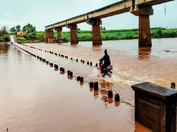 People risk their lives to transport on Rajaram bandhara Kolhapur, the dam went under water for the fourth time | Kolhapur: राजाराम बंधाऱ्यावरुन जीव धोक्यात घालून वाहतूक, बंधारा चौथ्यांदा गेला पाण्याखाली People risk their lives to transport on Rajaram bandhara Kolhapur, the dam went under water for the fourth time | Kolhapur: राजाराम बंधाऱ्यावरुन जीव धोक्यात घालून वाहतूक, बंधारा चौथ्यांदा गेला पाण्याखाली