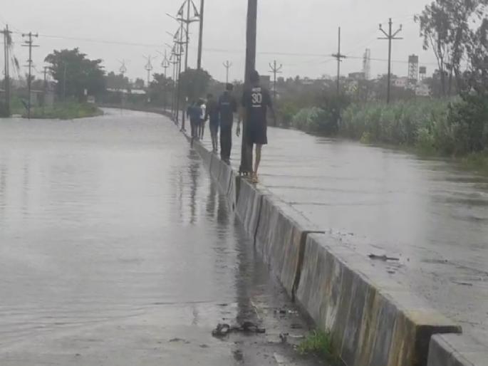 There is a possibility of water coming on the Pune-Bangalore National Highway | पुणे-बंगळुरू राष्ट्रीय महामार्गावर पाणी येण्याची शक्यता, शिये-कसबा बावडा रस्त्यावर पाणी आल्याने वाहतूक बंद There is a possibility of water coming on the Pune-Bangalore National Highway | पुणे-बंगळुरू राष्ट्रीय महामार्गावर पाणी येण्याची शक्यता, शिये-कसबा बावडा रस्त्यावर पाणी आल्याने वाहतूक बंद