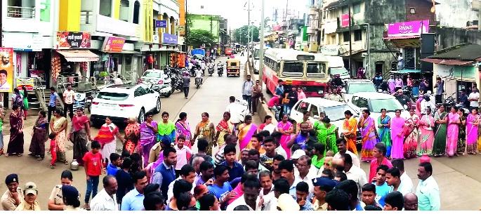 Stop the path for water in the bassoon, women on both sides prevented traffic for one and a half hours; | कसबा बावड्यात पाण्यासाठी रास्ता रोको, दोन्ही बाजूला महिलांनी दीड तास वाहतूक रोखली;