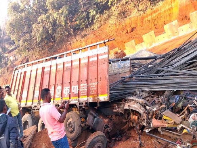 Two killed on the spot after truck overturns at Bavandi on Mumbai Goa highway | मुंबई-गोवा महामार्गावरील बावनदी येथे ट्रक उलटून दोघे जागीच ठार