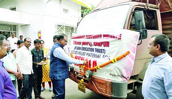 Essential commodities for Kerala flood victims to depart | केरळ पूरग्रस्तांसाठी अत्यावश्यक साहित्य रवाना Essential commodities for Kerala flood victims to depart | केरळ पूरग्रस्तांसाठी अत्यावश्यक साहित्य रवाना