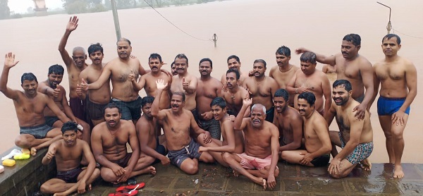 In Kolhapur, 19 youths experience the thrill of swimming | कोल्हापुरात १९ तरूणांनी अनुभवला पुरात पोहण्याचा थरार