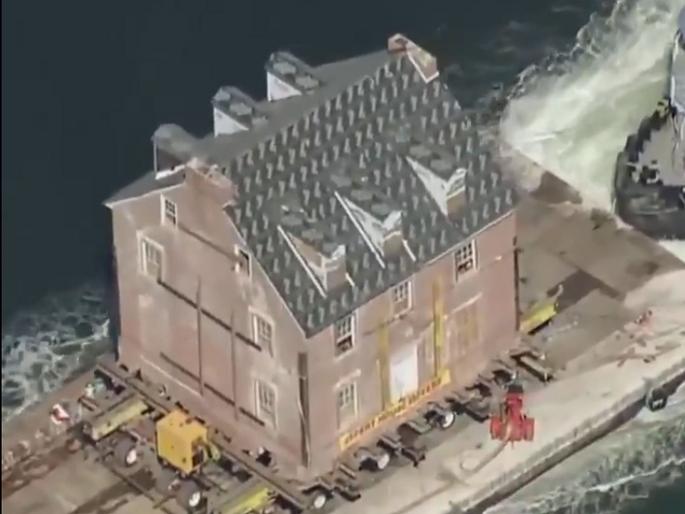 OMG! The 259 year old, 360 tons historic home moving from bay in maryland | Video: हौसेसाठी कायपण! 259 वर्षे जुने, तब्बल 360 टनांचे घर पाण्यातून नेले OMG! The 259 year old, 360 tons historic home moving from bay in maryland | Video: हौसेसाठी कायपण! 259 वर्षे जुने, तब्बल 360 टनांचे घर पाण्यातून नेले
