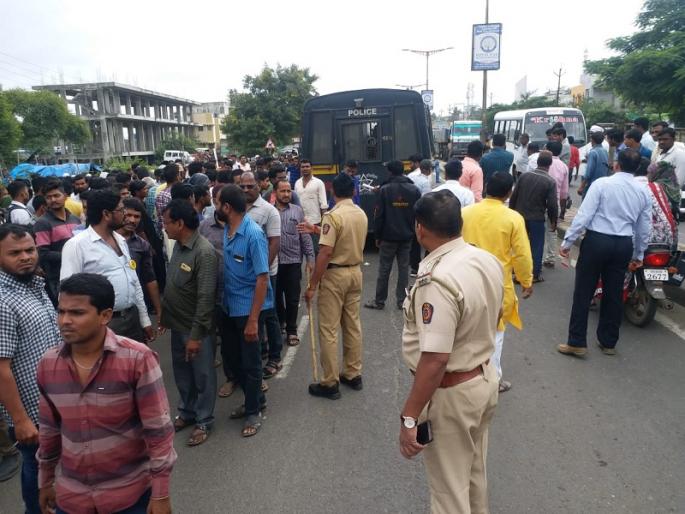 In Aurangabad a two-wheeler flew by truck; The 10th victim in 8 month on the bypass of the death trap | औरंगाबादमध्ये दुचाकीस्वारास हायवा ट्रकने उडवले; मृत्यूचा सापळा ठरलेल्या बायपासवर ८ महिन्यात गेला १० वा बळी In Aurangabad a two-wheeler flew by truck; The 10th victim in 8 month on the bypass of the death trap | औरंगाबादमध्ये दुचाकीस्वारास हायवा ट्रकने उडवले; मृत्यूचा सापळा ठरलेल्या बायपासवर ८ महिन्यात गेला १० वा बळी