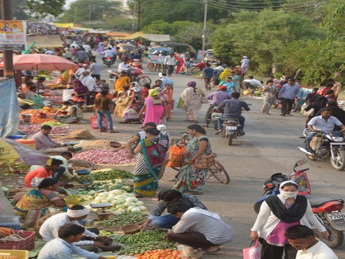Jalalya looted the market in the name of recovery! | जालन्यात वसुलीच्या नावाखाली आठवडी बाजारात लूट !