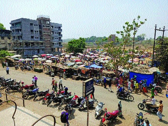 The market is important, not the disease | बाजार महत्त्वाचा, आजार नव्हे, मार्केटमध्ये तुडुंब गर्दी The market is important, not the disease | बाजार महत्त्वाचा, आजार नव्हे, मार्केटमध्ये तुडुंब गर्दी