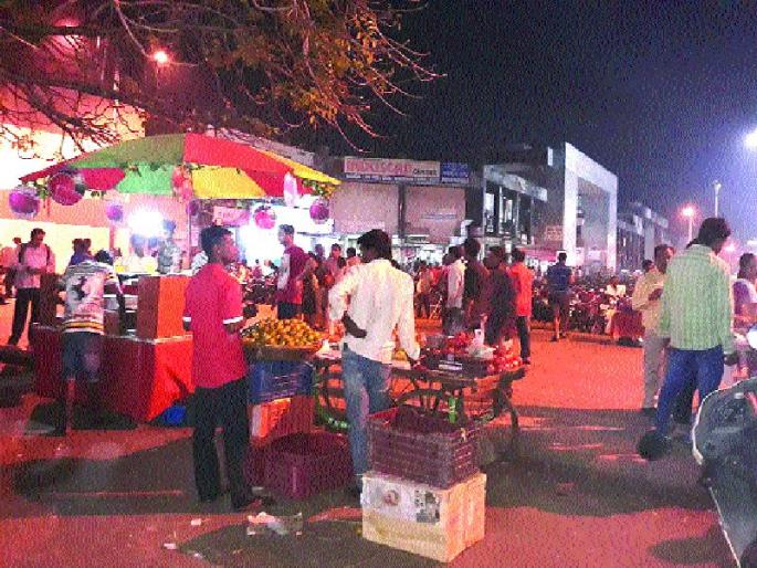 Unable to take action against the hawkers, contempt of court | फेरीवाल्यांवर कारवाईला पालिका असमर्थ, न्यायालयाचा अवमान Unable to take action against the hawkers, contempt of court | फेरीवाल्यांवर कारवाईला पालिका असमर्थ, न्यायालयाचा अवमान