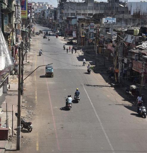 Markets closed in Nagpur, road congestion continues: response to bandh continues | नागपुरात बाजार बंद, रस्त्यावरची वर्दळ कायम : बंदला प्रतिसाद कायम Markets closed in Nagpur, road congestion continues: response to bandh continues | नागपुरात बाजार बंद, रस्त्यावरची वर्दळ कायम : बंदला प्रतिसाद कायम