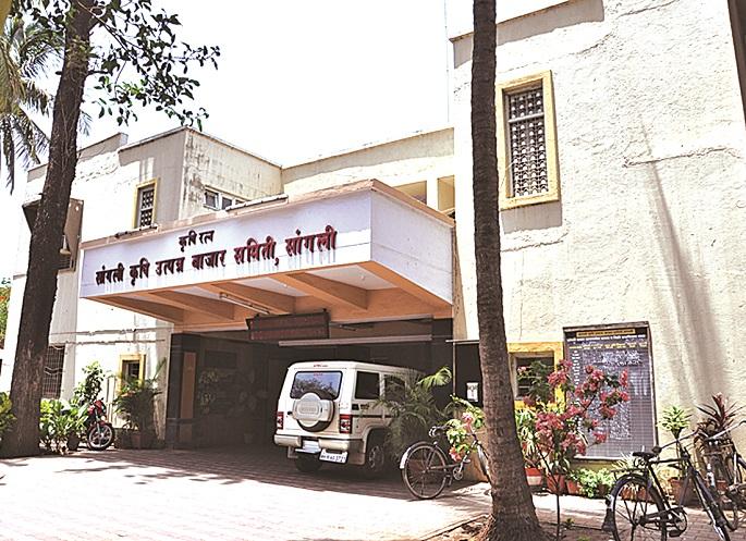 Market committee employee beaten up by director | बाजार समिती कर्मचा-यास संचालकाकडून मारहाण