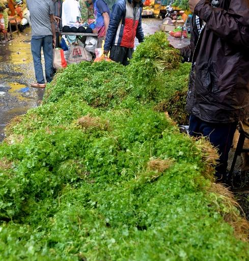 Kolhapur: Sugar prices in the retail market at Rs 34, vegetables and cereals prices are stable | कोल्हापूर : किरकोळ बाजारात साखर ३४ रुपयांवर, भाजीपाला, कडधान्यांचे दर स्थिर