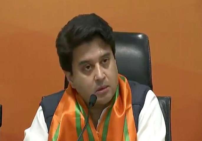 Jyotiraditya Shinde strongly refuses to return to Congress | काँग्रेसमध्ये परत जाण्यास ज्योतिरादित्य शिंदे यांचा ठाम नकार