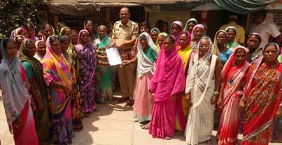 Women were persecuted for drunkenness | मोहिद्यात दारूबंदीसाठी महिला सरसावल्या Women were persecuted for drunkenness | मोहिद्यात दारूबंदीसाठी महिला सरसावल्या