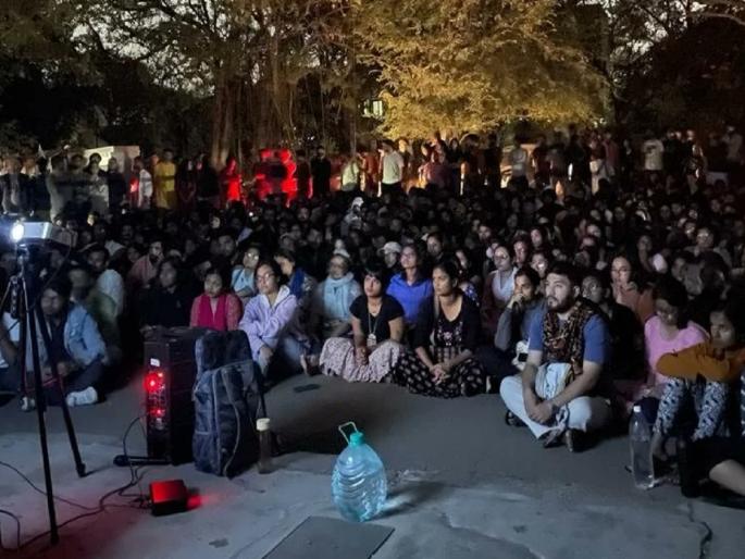 ABVP Screens Film 'Kashmir Files' Against 'BBC' Documentary, Rucks at Hyderabad University | 'त्या' डॉक्युमेंट्रीविरोधात ABVPने दाखवला 'काश्मीर फाइल्स' चित्रपट, हैदराबाद यूनिव्हर्सिटीत राडा ABVP Screens Film 'Kashmir Files' Against 'BBC' Documentary, Rucks at Hyderabad University | 'त्या' डॉक्युमेंट्रीविरोधात ABVPने दाखवला 'काश्मीर फाइल्स' चित्रपट, हैदराबाद यूनिव्हर्सिटीत राडा