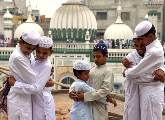 Don't go out of the house, greet each other through WhatsApp, message | घराबाहेर पडू नका, व्हॉट्सअॅप, मेसेजच्या माध्यमातून एकमेकांना शुभेच्छा द्या Don't go out of the house, greet each other through WhatsApp, message | घराबाहेर पडू नका, व्हॉट्सअॅप, मेसेजच्या माध्यमातून एकमेकांना शुभेच्छा द्या