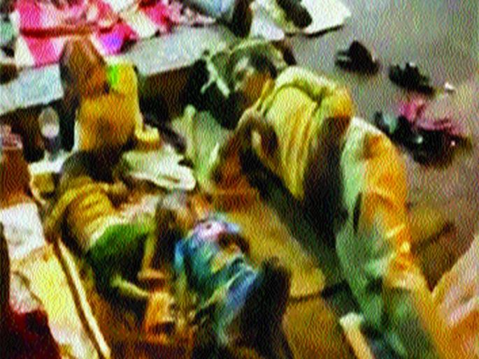 In Vasai, foreign workers lay on the sidewalk; When will the labor train be available? | वसईत परप्रांतीय मजुरांची फुटपाथवरच पथारी; श्रमिक ट्रेन कधी मिळणार?