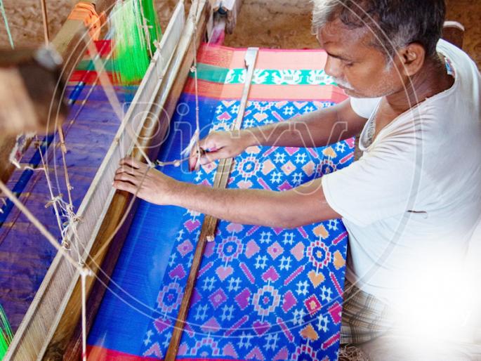 Handloom specials; Handloom backwardness in Solapur due to lack of digital marketing | हातमाग दिनविशेष; डिजिटल मार्केटिंग नसल्याने सोलापुरातील हातमागाची पिछेहाट Handloom specials; Handloom backwardness in Solapur due to lack of digital marketing | हातमाग दिनविशेष; डिजिटल मार्केटिंग नसल्याने सोलापुरातील हातमागाची पिछेहाट