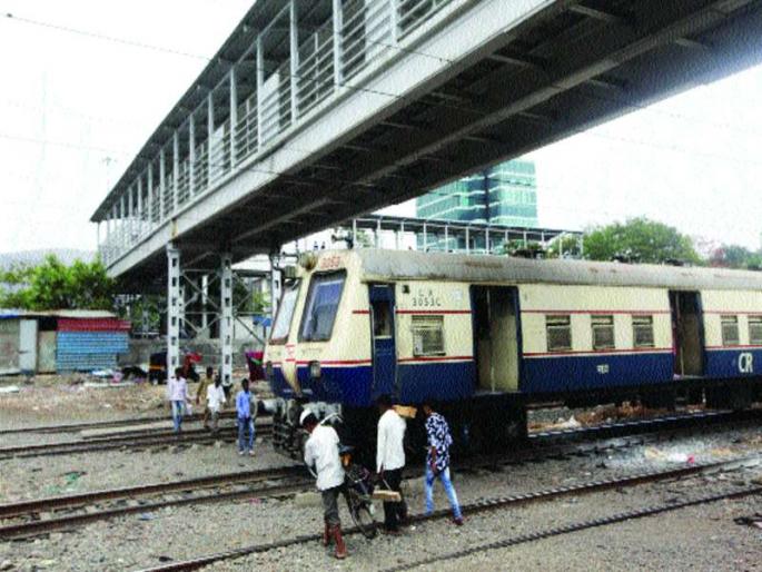 The passengers started crossing the train | नागरिकांकडून रेल्वेरूळ ओलांडणे सुरूच The passengers started crossing the train | नागरिकांकडून रेल्वेरूळ ओलांडणे सुरूच