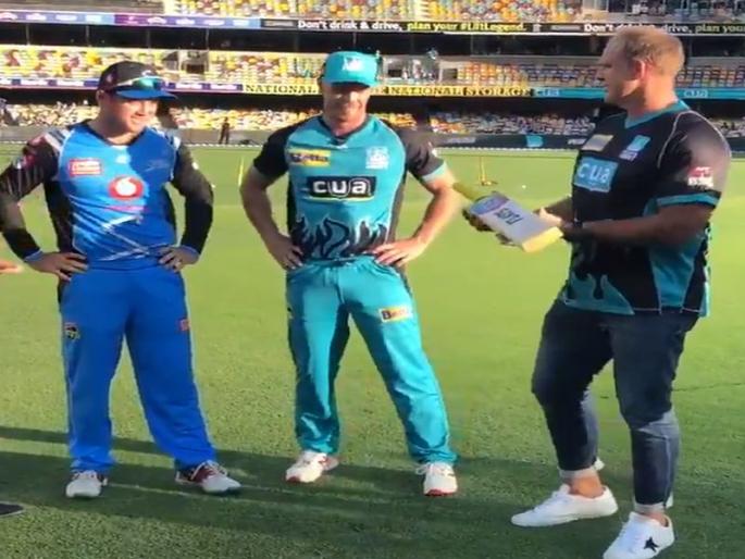 Watch: Big Bash League breaks away from 141-year toss tradition with bat flip | टॉस म्हणून 'त्याने' चक्क बॅटच उडवली, 141 वर्षांची प्रथा मोडली!