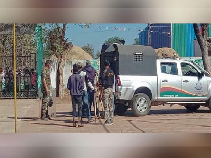 A wild boar roared in the school for seven hours in bhandara | रानडुकराचा शाळेत तब्बल सात तास धुडगूस; बघ्यांची मोठी गर्दी A wild boar roared in the school for seven hours in bhandara | रानडुकराचा शाळेत तब्बल सात तास धुडगूस; बघ्यांची मोठी गर्दी