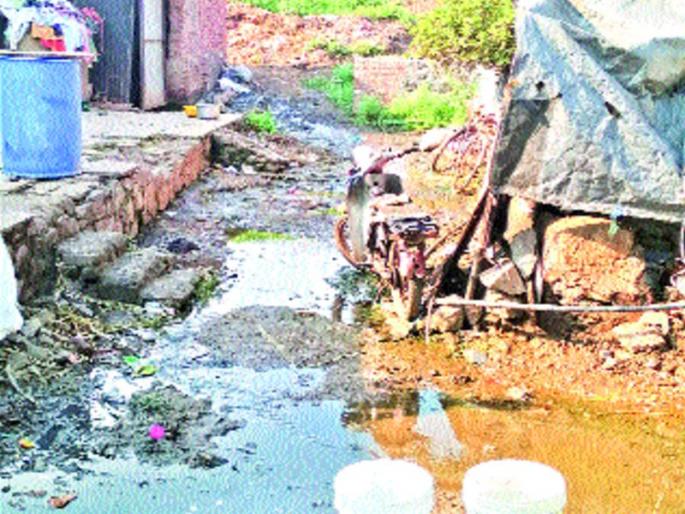 Baby canal water enters the house | बेबी कालव्याचे पाणी शिरले घरात Baby canal water enters the house | बेबी कालव्याचे पाणी शिरले घरात