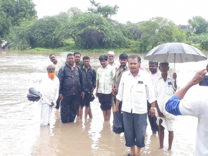 Shocking; Villagers clash for crossing river | Maharashrra Voting 2019 Live: धक्कादायक;  नदी पार करून मतदानाला येण्यासाठी मुस्ती ग्रामस्थांची धडपड