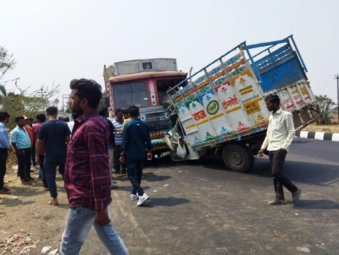 Cargo crushed in truck collision at ajanta shivar; The truck driver fled tCargo crushed in truck collision at ajanti shivara; The truck driver fled the scenehe scene | ट्रकच्या धडकेत मालवाहूचा चक्काचूर; ट्रकचालक घटनास्थळाहून पसार Cargo crushed in truck collision at ajanta shivar; The truck driver fled tCargo crushed in truck collision at ajanti shivara; The truck driver fled the scenehe scene | ट्रकच्या धडकेत मालवाहूचा चक्काचूर; ट्रकचालक घटनास्थळाहून पसार