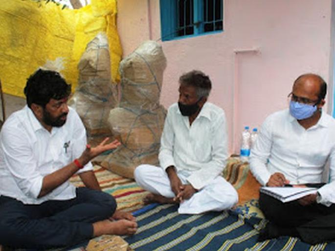 The Guardian Minister visited the families of the martyrs | पालकमंत्र्यांनी घेतली शहीद कुटुंबीयांची भेट