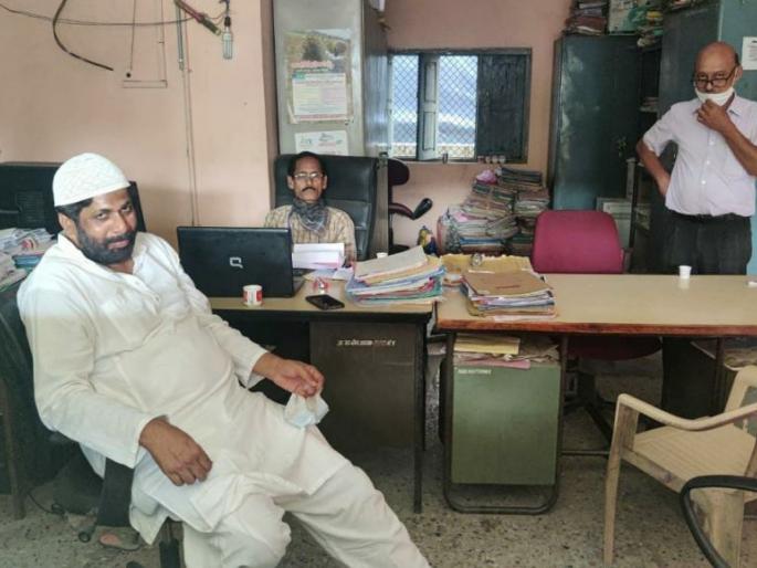 Guardian Minister Bachchu Kadu take revieve of Akola District by hide his identity | बच्चू कडूंचा गनिमी कावा, वेशांतर करून घेतली कार्यालयांची झाडाझडती; अधिकाऱ्यांची उडाली भंबेरी Guardian Minister Bachchu Kadu take revieve of Akola District by hide his identity | बच्चू कडूंचा गनिमी कावा, वेशांतर करून घेतली कार्यालयांची झाडाझडती; अधिकाऱ्यांची उडाली भंबेरी