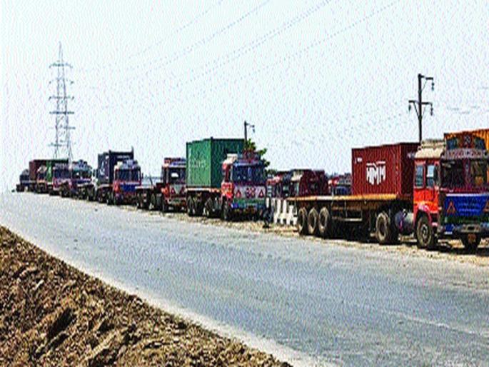Hunger time on hundreds of drivers; Trucks, trailers queue on the highway at JNPT | शेकडो चालकांवर उपासमारीची वेळ; जेएनपीटी येथे महामार्गावर ट्रक, ट्रेलर्सच्या रांगा Hunger time on hundreds of drivers; Trucks, trailers queue on the highway at JNPT | शेकडो चालकांवर उपासमारीची वेळ; जेएनपीटी येथे महामार्गावर ट्रक, ट्रेलर्सच्या रांगा