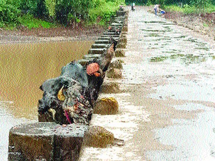 The Kolhapuri dam on the Kali river in Birwadi collapsed | बिरवाडीत काळनदीवरील कोल्हापुरी बंधारा तुटला The Kolhapuri dam on the Kali river in Birwadi collapsed | बिरवाडीत काळनदीवरील कोल्हापुरी बंधारा तुटला