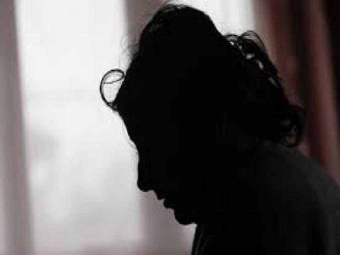 A 60-year-old woman was molested by drunk man at nagpur | शिवीगाळ करताना हटकले म्हणून ६० वर्षीय महिलेचा विनयभंग A 60-year-old woman was molested by drunk man at nagpur | शिवीगाळ करताना हटकले म्हणून ६० वर्षीय महिलेचा विनयभंग