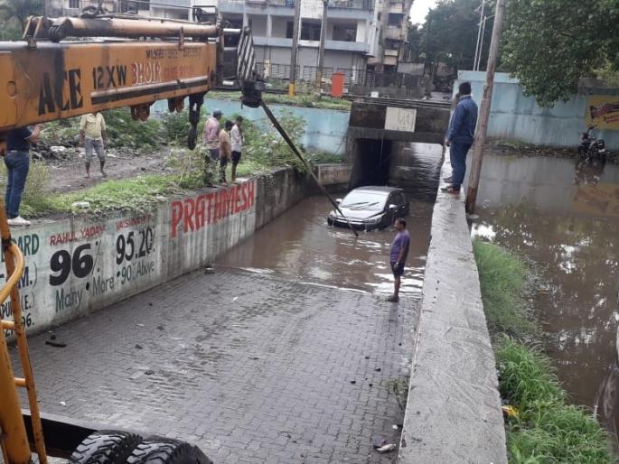 The car got stuck in stagnant water in the subway, out with the help of a crane badalapur | सबवेमध्ये साचलेल्या पाण्यात गाडी अडकली, क्रेनच्या सहाय्याने बाहेर The car got stuck in stagnant water in the subway, out with the help of a crane badalapur | सबवेमध्ये साचलेल्या पाण्यात गाडी अडकली, क्रेनच्या सहाय्याने बाहेर
