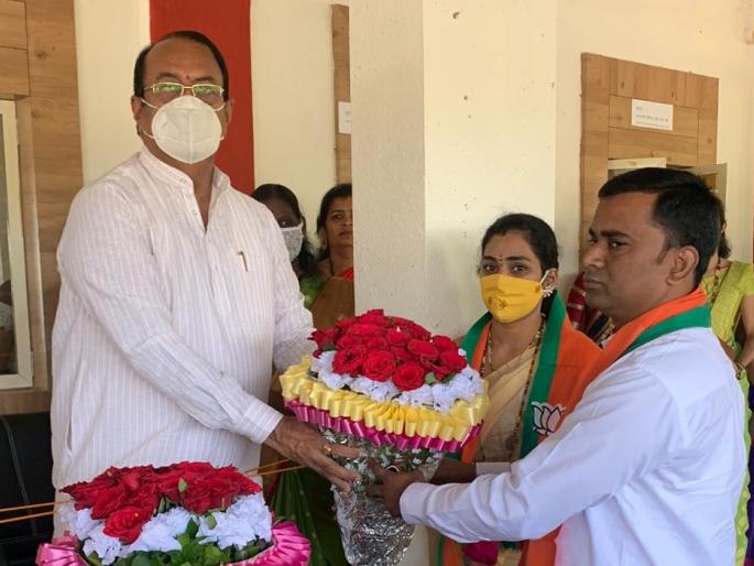 Watching municipal elections, Shiv Sena branch chief joins BJP | नगरपालिका निवडणुकांचे वेध, शिवसेना शाखाप्रमुखांचा सपत्नीक भाजपात प्रवेश 