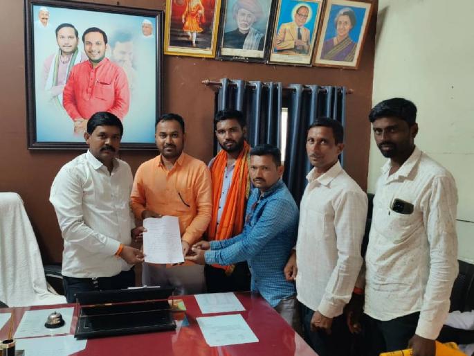 People of Pimpalgaon rushed to replace the village servant also reached to Panchayat Samiti | ग्रामसेवकाच्या बदलीसाठी पिंपळगाववासी सरसावले! पंचायत समितीवर धडकले... People of Pimpalgaon rushed to replace the village servant also reached to Panchayat Samiti | ग्रामसेवकाच्या बदलीसाठी पिंपळगाववासी सरसावले! पंचायत समितीवर धडकले...