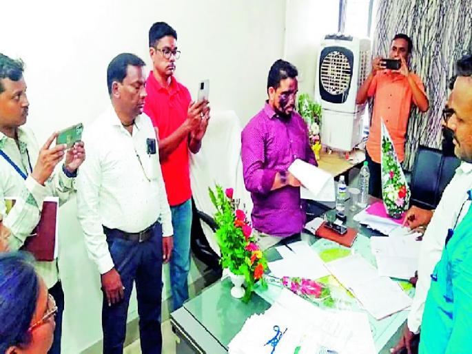 Anger of Gharkul beneficiaries, ink thrown on yavatmal BDO | घरकुलासाठी संताप; यवतमाळ बीडीओंच्या तोंडाला फासली शाई Anger of Gharkul beneficiaries, ink thrown on yavatmal BDO | घरकुलासाठी संताप; यवतमाळ बीडीओंच्या तोंडाला फासली शाई