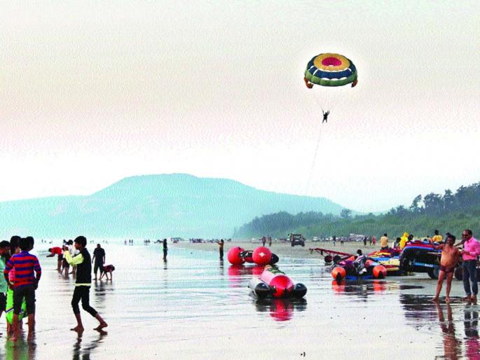 Hospice crowd of tourists on Shrivardhan beach | श्रीवर्धन समुद्रकिनाऱ्यावर पर्यटकांची हाउसफुल्ल गर्दी Hospice crowd of tourists on Shrivardhan beach | श्रीवर्धन समुद्रकिनाऱ्यावर पर्यटकांची हाउसफुल्ल गर्दी