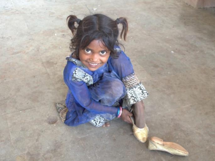 Bear foot foundation work for needy people at pune | तुमच्या टाकाऊ चपला देतात त्यांना उभं राहण्याची शक्ती Bear foot foundation work for needy people at pune | तुमच्या टाकाऊ चपला देतात त्यांना उभं राहण्याची शक्ती