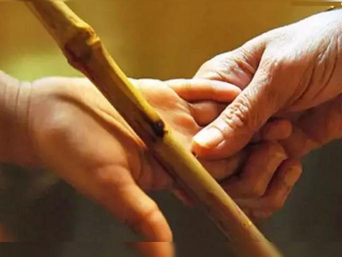 A case has been filed against the teacher for beating up the first class boy because Akshar is not beautiful | अक्षर सुंदर नाही म्हणून पहिलीतील मुलाला मारहाण; पुण्यात शिक्षिकेविरोधात गुन्हा दाखल A case has been filed against the teacher for beating up the first class boy because Akshar is not beautiful | अक्षर सुंदर नाही म्हणून पहिलीतील मुलाला मारहाण; पुण्यात शिक्षिकेविरोधात गुन्हा दाखल