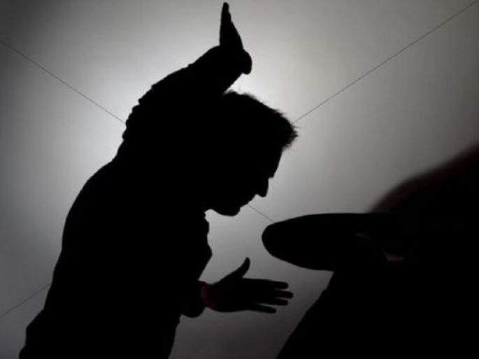 Realizing the evil intention behind the friendship, the young woman kept her distance; An angry young man reached on the road and... | मैत्रीमागील वाईट हेतू कळला, तरुणीने दुरावा ठेवला; संतापलेल्या तरुणाने रस्त्यात गाठले अन्... Realizing the evil intention behind the friendship, the young woman kept her distance; An angry young man reached on the road and... | मैत्रीमागील वाईट हेतू कळला, तरुणीने दुरावा ठेवला; संतापलेल्या तरुणाने रस्त्यात गाठले अन्...