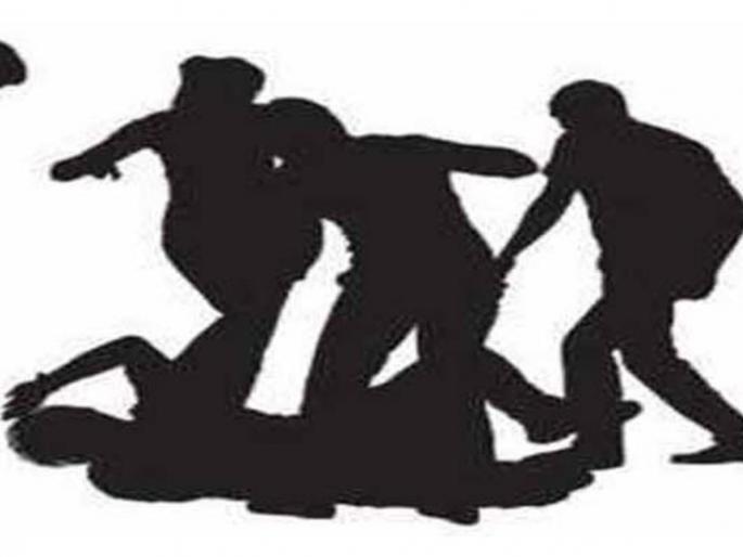 A 24-year-old youth was knocked down and stabbed with a knife, a crime against three | चोवीस वर्षीय तरुणास खाली पाडून चाकूने वार, तिघांवर गुन्हा A 24-year-old youth was knocked down and stabbed with a knife, a crime against three | चोवीस वर्षीय तरुणास खाली पाडून चाकूने वार, तिघांवर गुन्हा