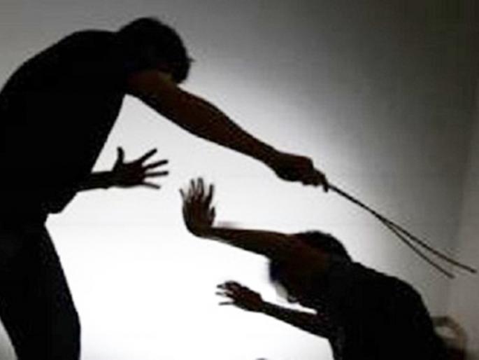 Beating a health worker who is vaccinating | लसीकरण करणाऱ्या आरोग्य कर्मचाऱ्यास मारहाण Beating a health worker who is vaccinating | लसीकरण करणाऱ्या आरोग्य कर्मचाऱ्यास मारहाण