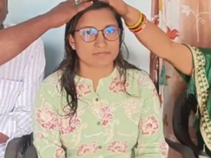 bihar farmer sold his plot for daughter crack bpsc exam in one attempt | शाब्बास पोरी! वडिलांनी जमीन विकून शिकवलं; लेकीने कष्टाचं सोनं केलं, झाली ऑफिसर bihar farmer sold his plot for daughter crack bpsc exam in one attempt | शाब्बास पोरी! वडिलांनी जमीन विकून शिकवलं; लेकीने कष्टाचं सोनं केलं, झाली ऑफिसर